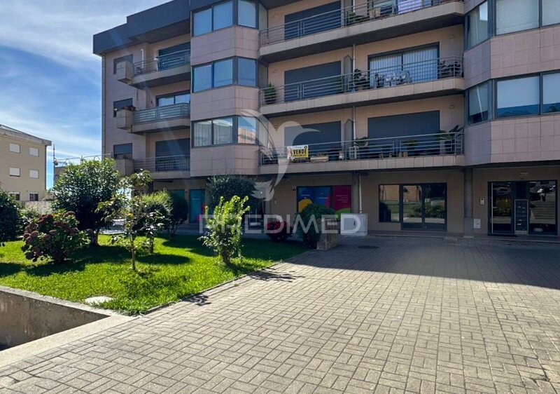 Apartamento T2 c/2 garagens