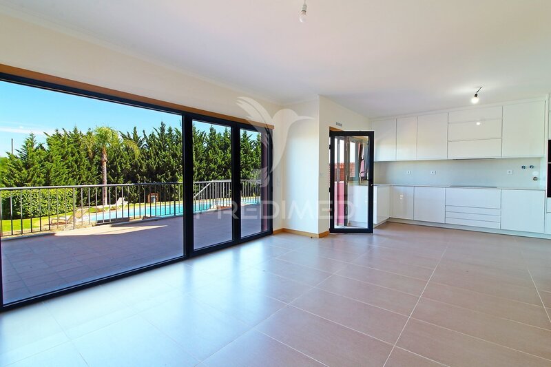 Moradia em banda V2 Guia Albufeira - jardins, garagem, terraço, zonas verdes, excelente localização, piscina