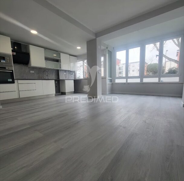 Apartamento T2 Renovado bem localizado Oeiras - excelente localização, arrecadação, varanda