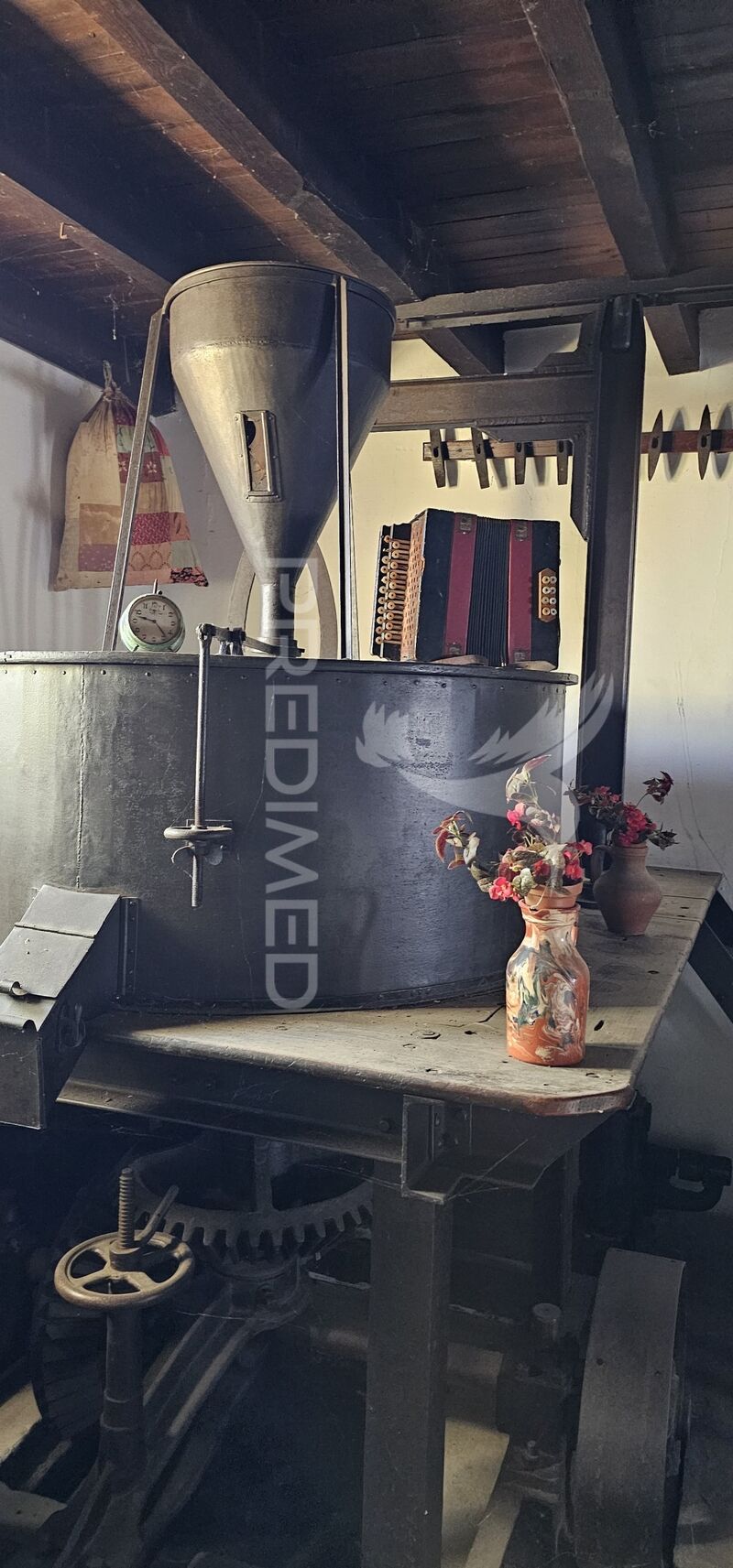 “Antiga Moagem com Restaurante-Bar Imóvel Único a 20 km de Évora Grande Potencial Turístico”