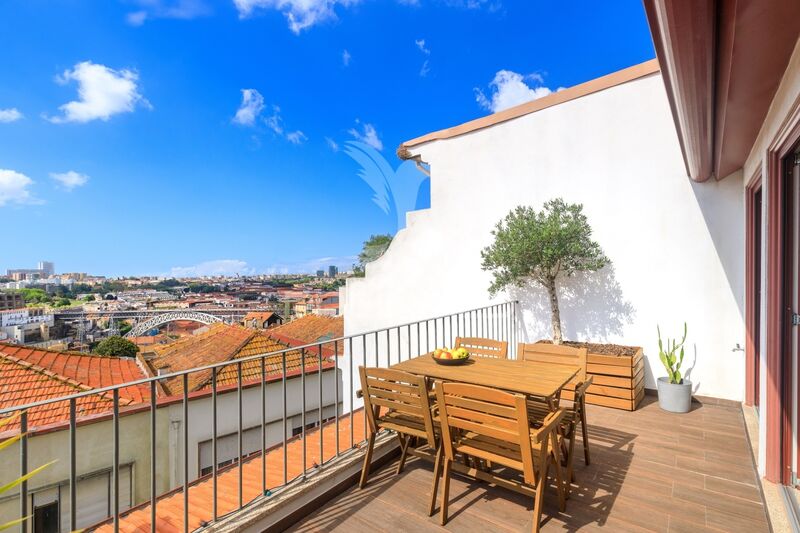 Appartement au centre T2 Porto - cuisine équipée, terrasse, double vitrage, chauffage central, 3ème étage, meublé