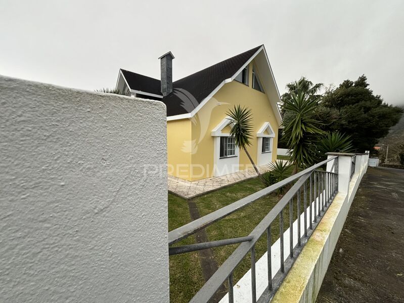Moradia V4 Moderna em bom estado Urzelina (São Mateus) Velas - arrecadação, bbq, jardim, quintal, garagem, piscina