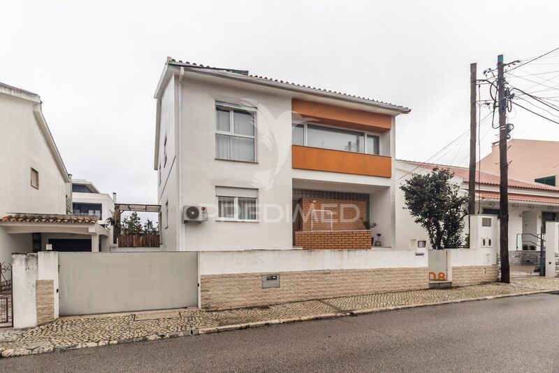 Moradia Remodelada V4 Seixal - ar condicionado, garagem, cozinha equipada