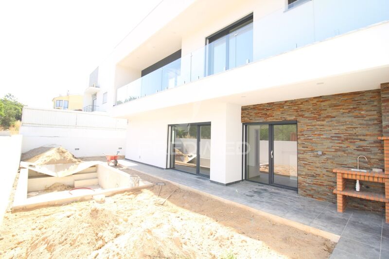 House/Villa neues V4 Corroios Seixal - swimming pool, garage, garden, solar panels, balcony, double glazing, equipped kitchen, air conditioning