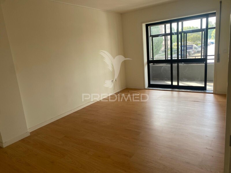 Venda T2+1 remodelado com garagem em Montes Burgos