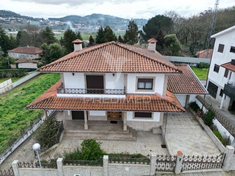 House V3 Creixomil Guimarães - balcony, garage, double glazing, garden, air conditioning