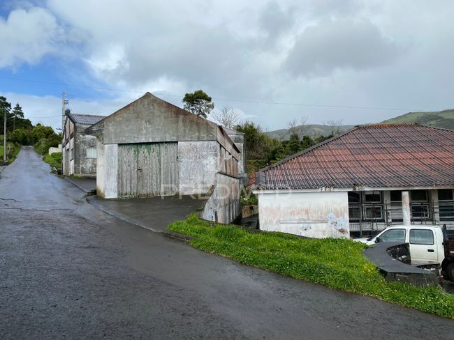 Warehouse with 561sqm Ribeira Seca Calheta (São Jorge)