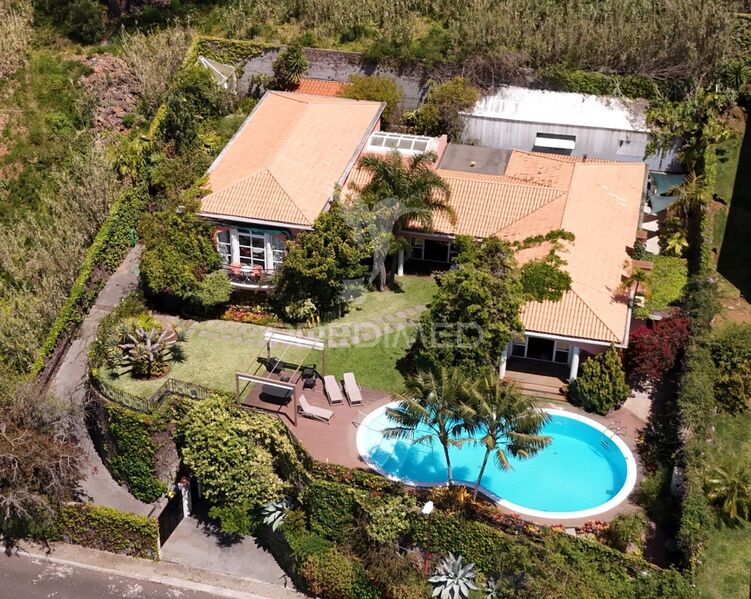 Moradia V4 de luxo São Gonçalo Funchal - sauna, piscina, lareira, bbq, jardim, garagem