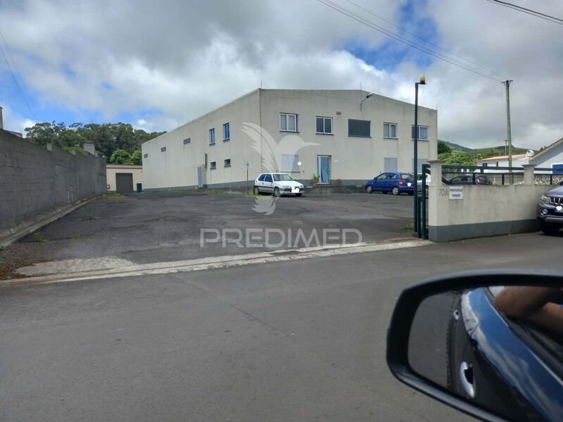 Armazém Industrial bem localizado Fonte do Bastardo Praia da Vitória - vestiário, estacionamento, wc