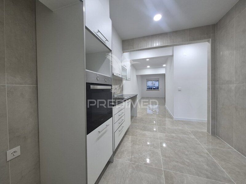 Apartamento Remodelado T2 Almada - isolamento térmico, excelente localização, vidros duplos