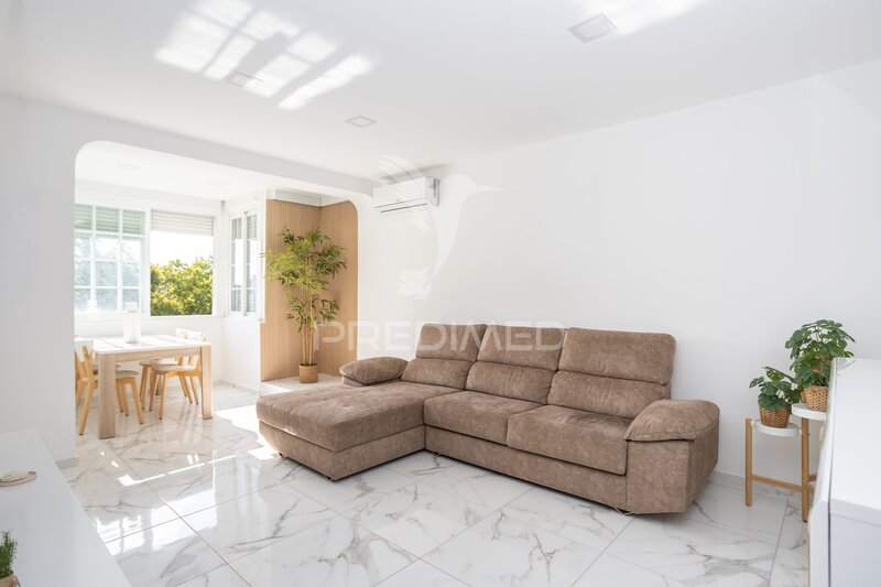 Apartamento Remodelado em excelente estado T2 Almada - 3º andar, zona calma