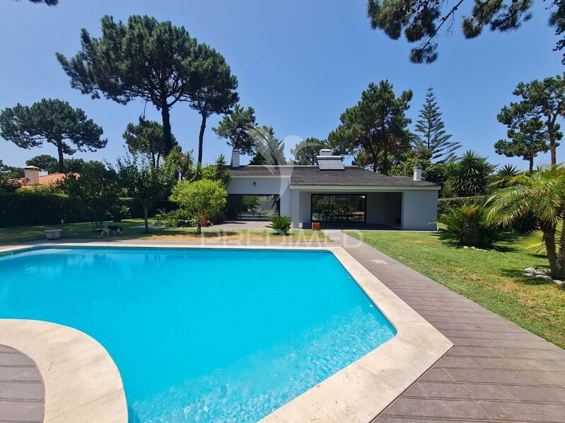 Moradia Térrea V4 Almada - piscina, rega automática, bbq, garagem, jardim, painéis solares, ar condicionado, ténis, arrecadação, piso radiante
