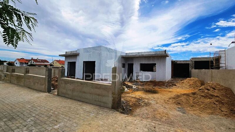 Moradia V3 Térrea Setúbal - vidros duplos, garagem, painéis solares, piscina, ar condicionado, cozinha equipada, jardim