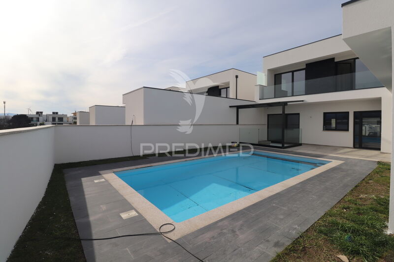 Moradia V3 de luxo Vila de Prado Vila Verde - vidros duplos, jardim