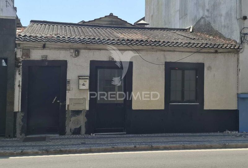 Loja na rua principal Alpiarça