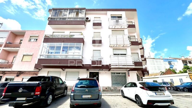 Apartment well located 3 bedrooms Moita - marquee, balcony, air conditioning, fireplace
