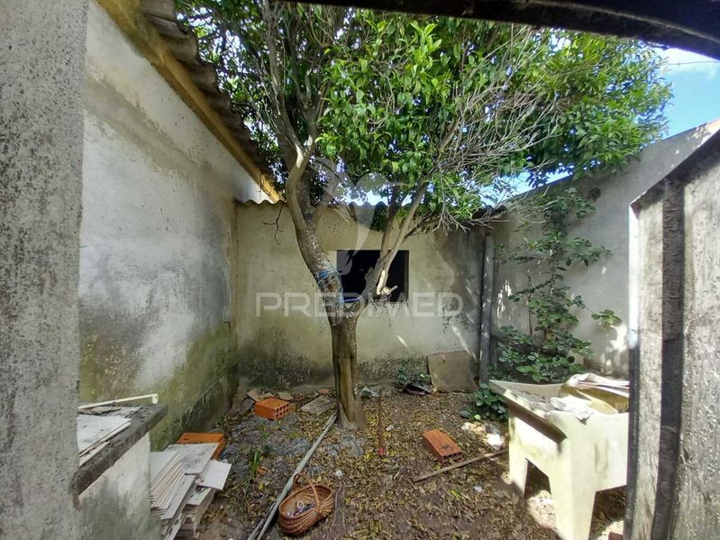 House V1 Single storey for remodeling São Sebastião Setúbal - backyard