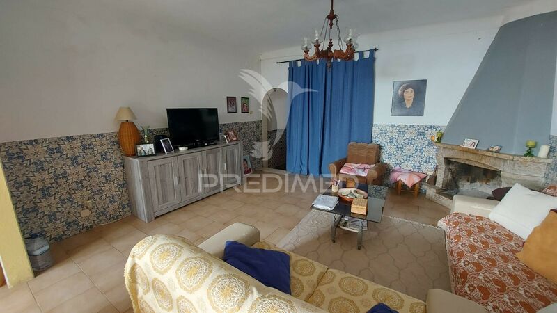 Moradia V2 em bom estado Almeirim - lareira, sótão, marquise, garagem, bbq, terraço