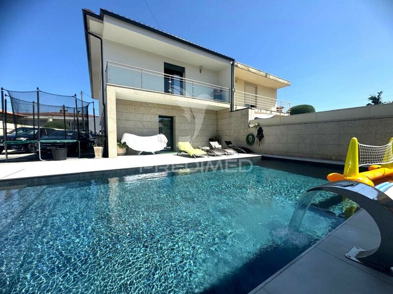 Moradia V3 Guimarães - vidros duplos, bbq, piscina, garagem, painéis solares