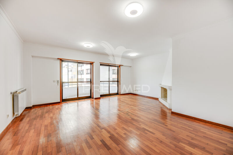 Apartment spacious 3 bedrooms São Domingos de Benfica Lisboa - green areas, fireplace, parking space, garage, garden