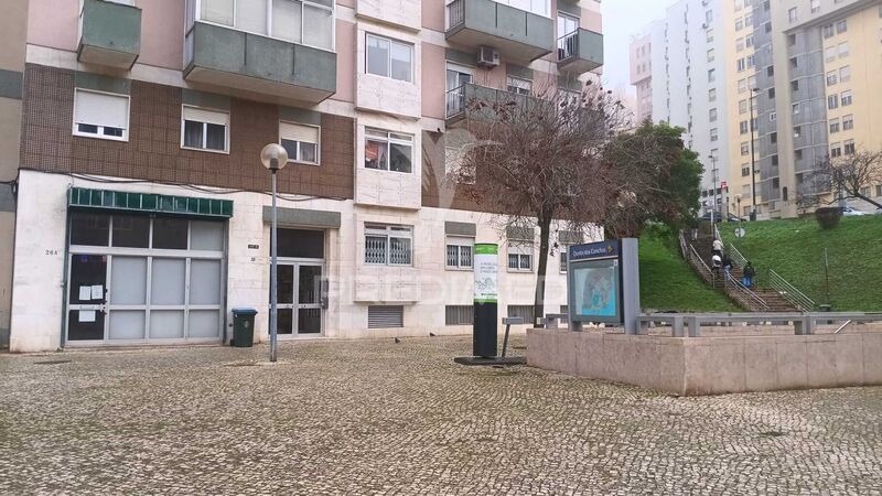 Armazém com 325m2 Lumiar Lisboa - montra