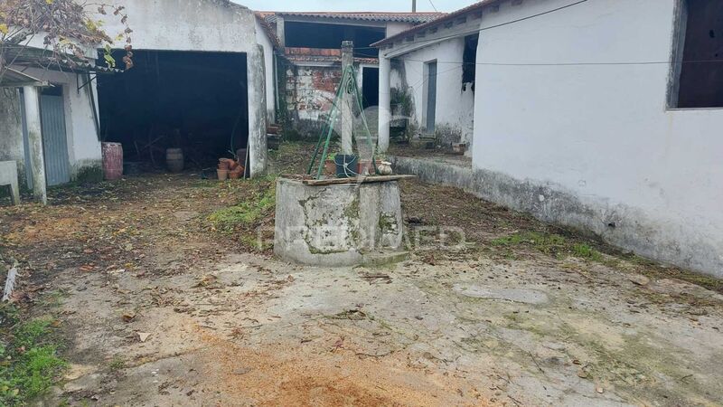 руины типичная для восстановления V0 Abrã Santarém - гараж