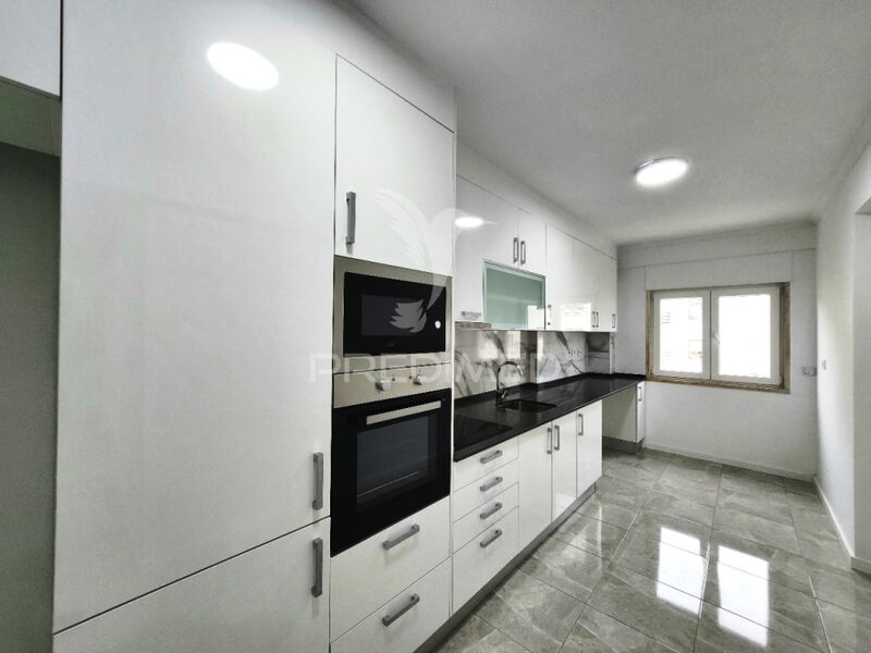 Apartment 3 bedrooms Refurbished Corroios Seixal - kitchen, double glazing, air conditioning