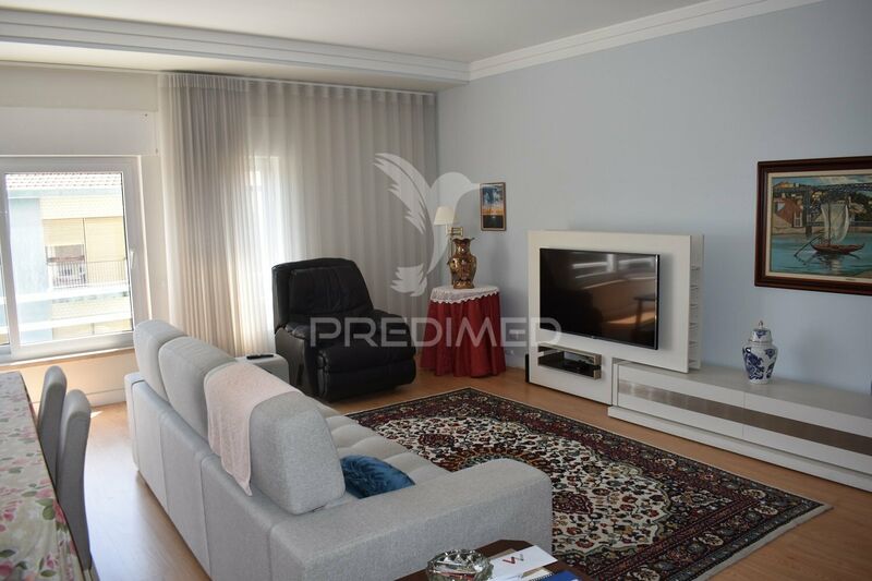 Apartamento em bom estado T4 Vila Nova de Gaia - garagem, jardim, vaga de garagem, excelente localização, cozinha equipada, lareira