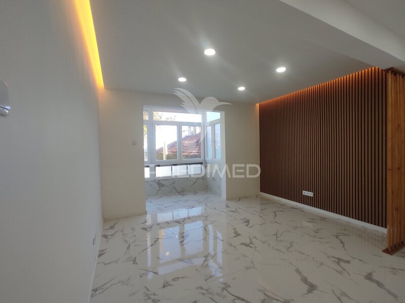Apartamento Remodelado bem localizado T1 Águas Livres Amadora - 4º andar, vidros duplos