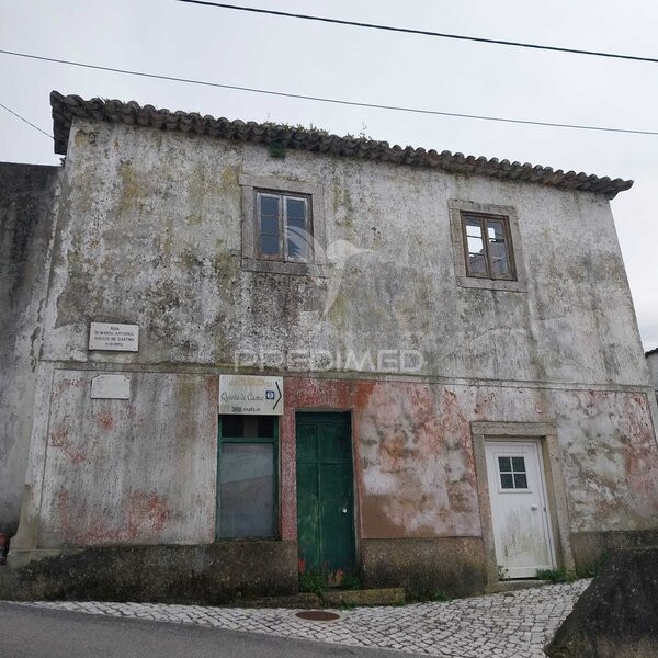 Moradia T6 para Reconstrução Total em Pragança - Cadaval