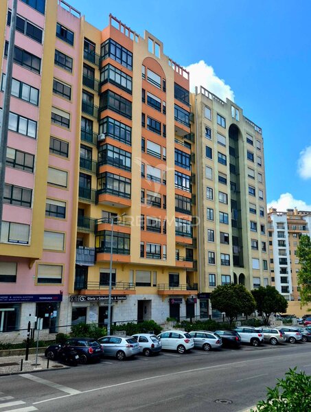 Apartamento T3 em bom estado Sintra - arrecadação, jardins, lareira, excelente localização, sótão, varanda, muita luz natural