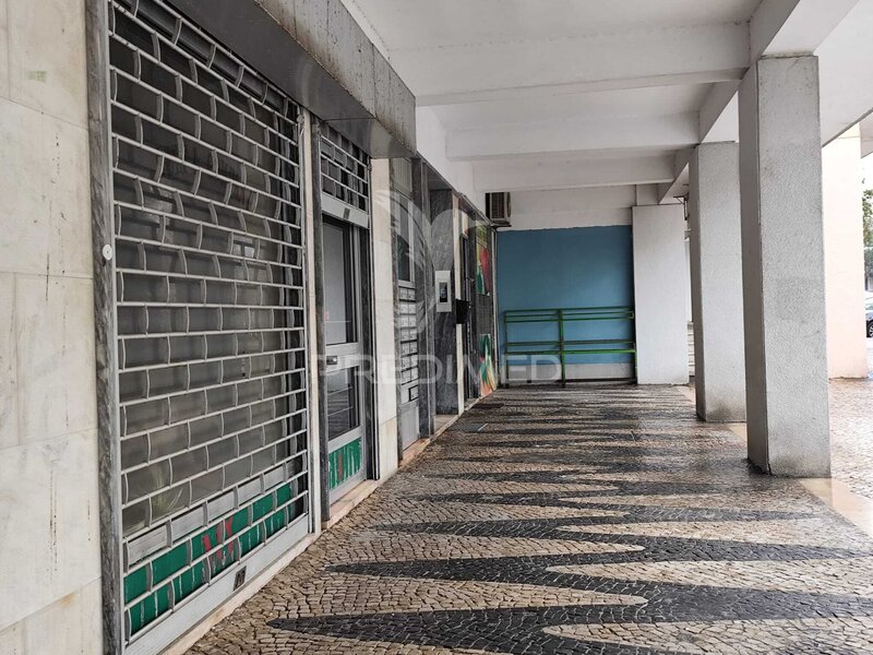 Loja no centro Almada - montra