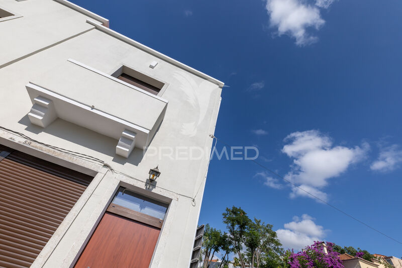 House 4 bedrooms new central Seixal - solar panels, equipped kitchen