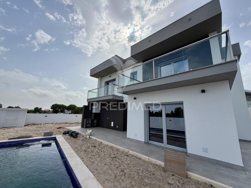 Maison V4 Moderne Setúbal - panneaux solaires, climatisation, barbecue, piscine, garage, cheminée, jardin