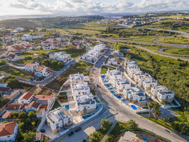 House V4 Isolated Almada - solar panels, swimming pool, heat insulation, barbecue, underfloor heating, garden