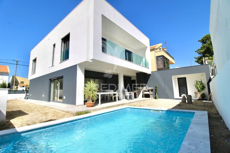 House V4 Almada - double glazing, solar panel, air conditioning, equipped kitchen, barbecue, swimming pool, garage, balcony