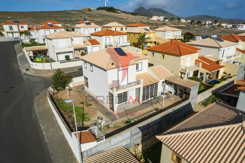 À venda Moradia V3 Porto Santo - bbq, quintal, varanda, garagem, sótão