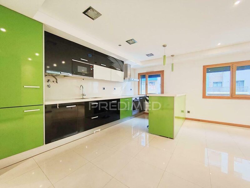 Exceente apartamento T2 com box em Ramada, Odivelas