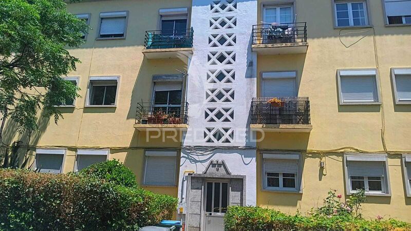 Apartment in good condition 3 bedrooms Alvalade Lisboa - balcony, garden, quiet area