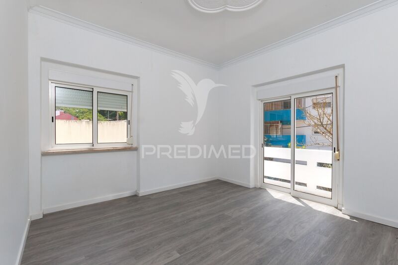 Apartment well located T2 Almada - balcony, parking lot
