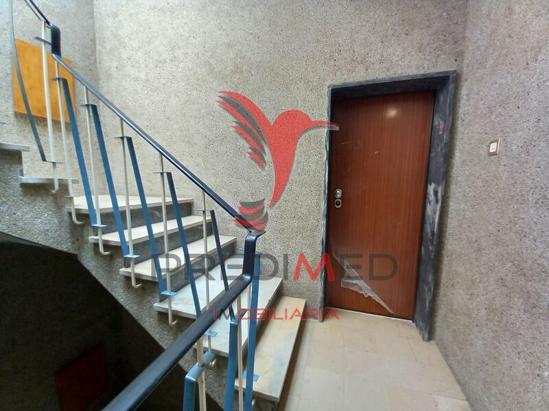 Para venda Apartamento T3 Remodelado Amora Seixal - varanda, vidros duplos, jardim