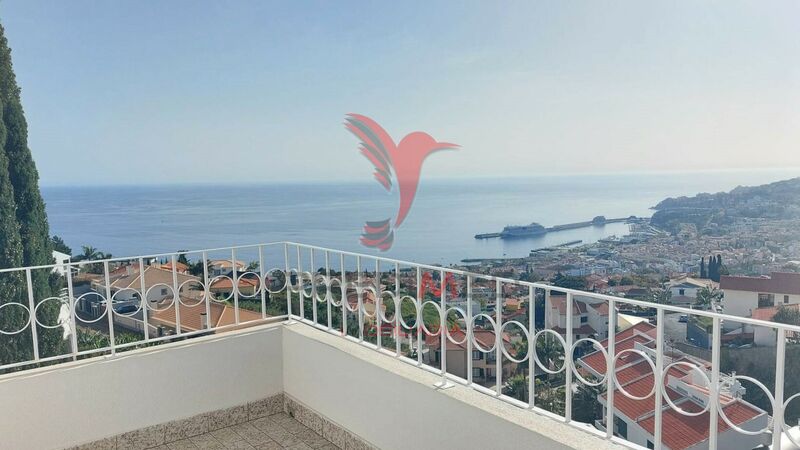 Venda de Moradia V3 Santa Maria Maior Funchal - piscina, excelente localização, cozinha equipada, garagem, vista mar, quintal, varanda