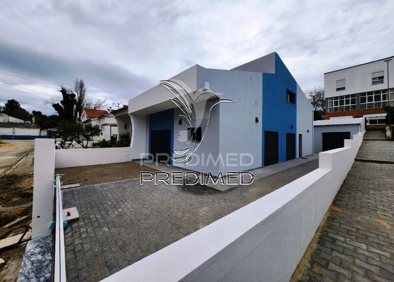 House V3 Single storey Setúbal - garage, automatic gate, garden, double glazing, solar panels, parking lot