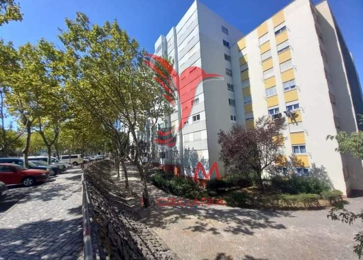 Apartamento em zona central T3 Santo António dos Cavaleiros Loures para comprar - jardim