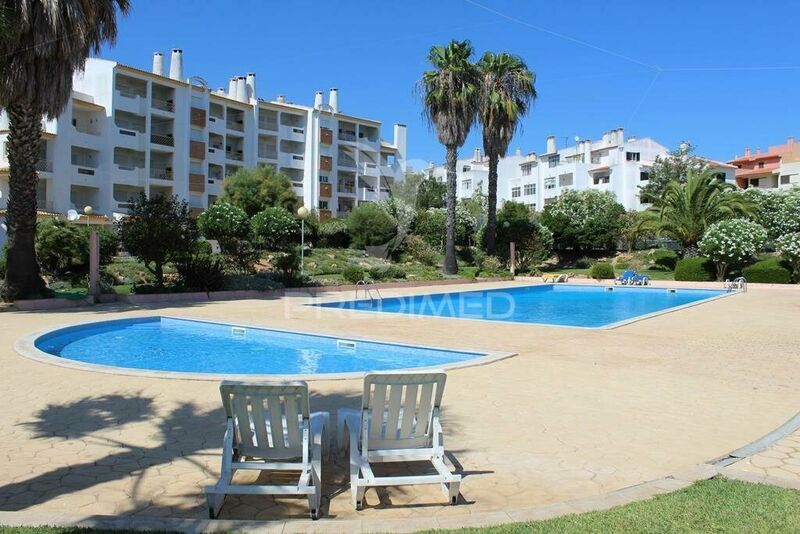 Apartamento T3 perto da praia Albufeira - garagem, terraços, ténis, parque infantil, cozinha equipada, piscina, jardim, bbq, varanda