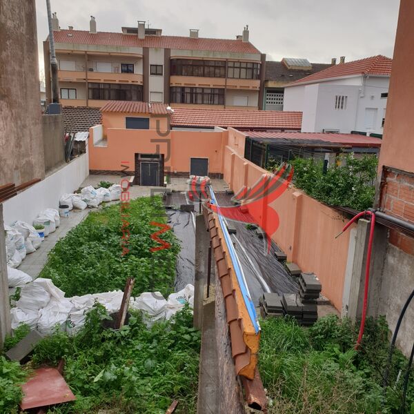 Moradia V3 no centro Vialonga Vila Franca de Xira à venda