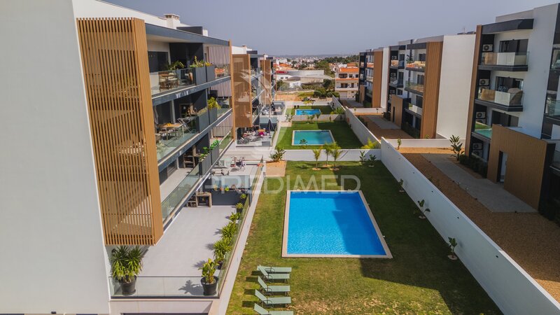 Kerrosasunto Moderni T3 Alvor Portimão - autotalli, varusteltu, kalustettu, aurinkopaneelit, ilmastointi, uima-allas, suljettu asuinalue