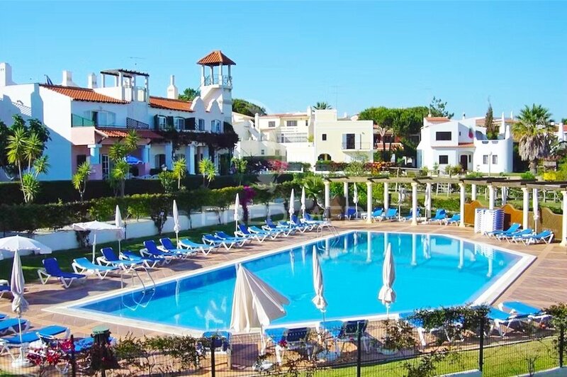Apartamento T2 Quarteira Loulé - piscina, condomínio, terraço, cozinha equipada, ar condicionado, tênis, depósito, estacionamento, vidros duplos, varanda, parque infantil, jardins