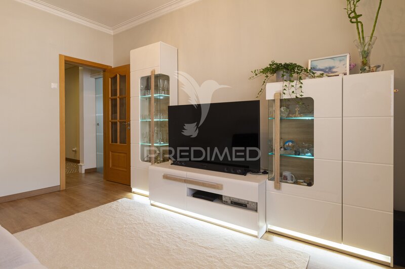 Apartamento Remodelado com boas áreas T3 Almada - cozinha equipada, varandas, vista rio, ar condicionado, aquecimento central