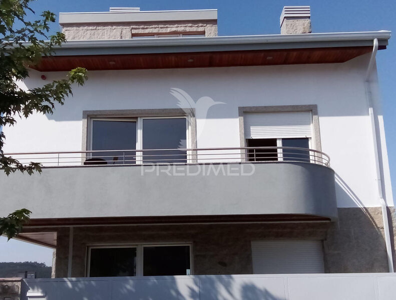 Moradia V4 Valongo - caldeira, varandas, painéis solares, vidros duplos, isolamento térmico, garagem, portão automático, aquecimento central, sótão